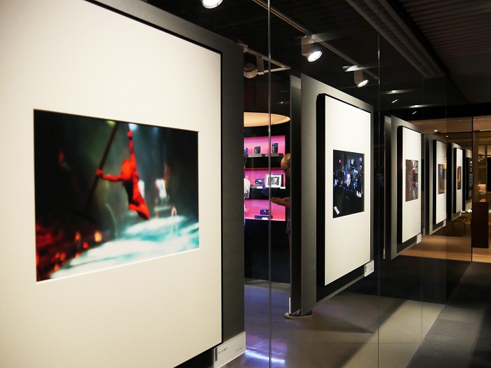 (C)Yoichi Ochiai『水の上を飛ぶ人』2019(写真手前)