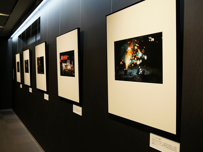 (C)Yoichi Ochiai 写真手前は『ドラゴン花火の残骸と』2019