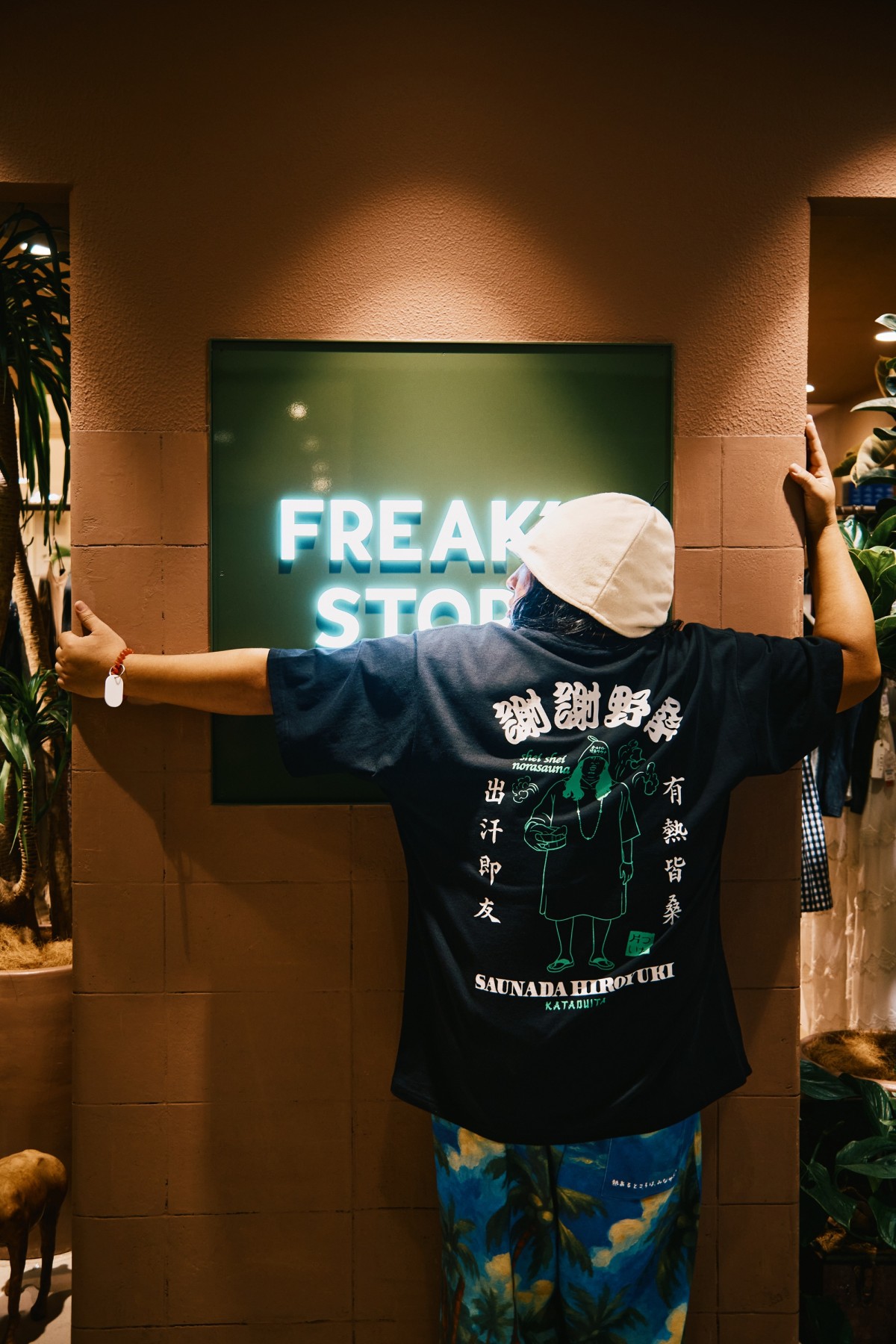 FREAK'S STORE池袋のロゴサインで“野良サウナ”