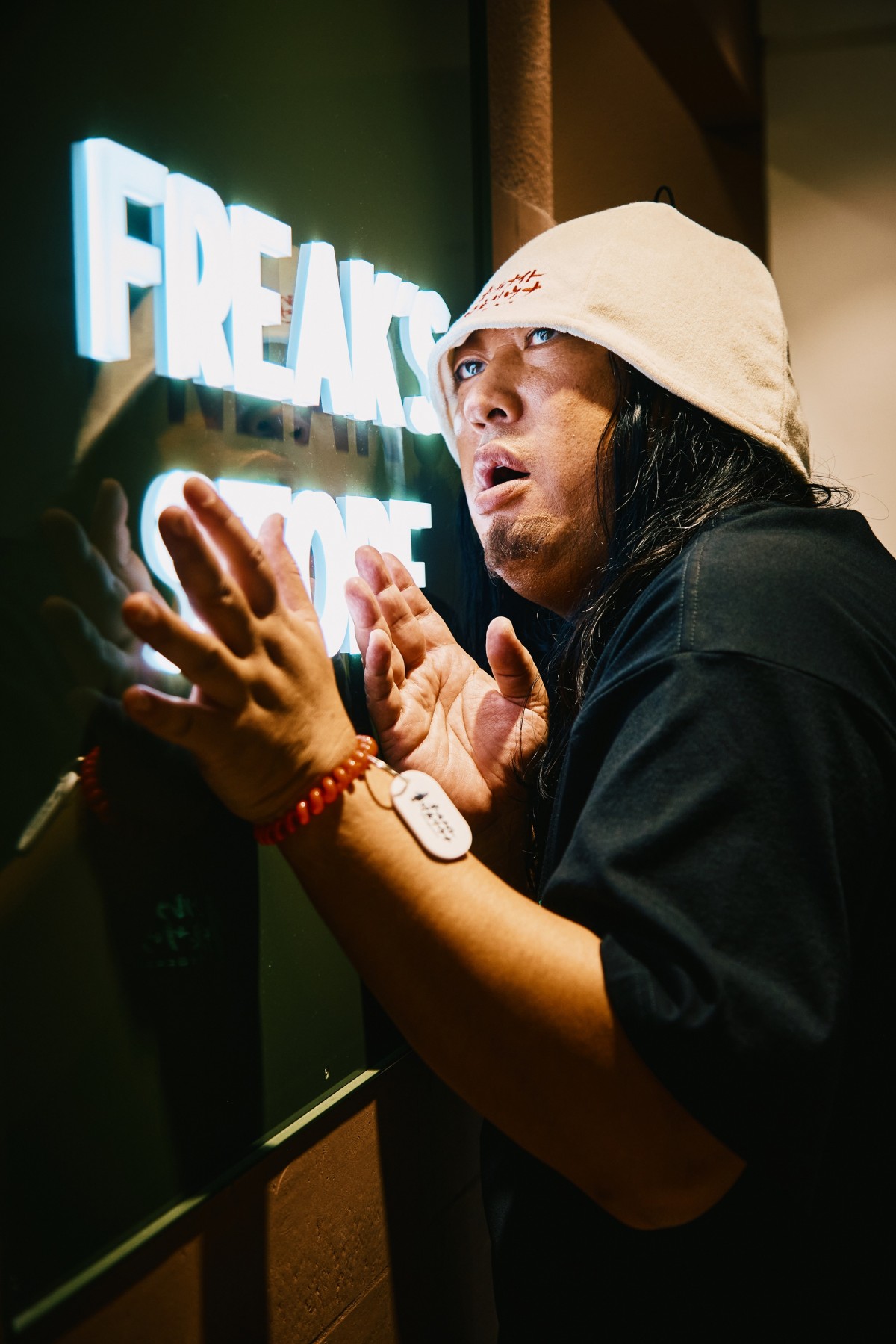 FREAK'S STORE池袋のロゴサインで“野良サウナ”