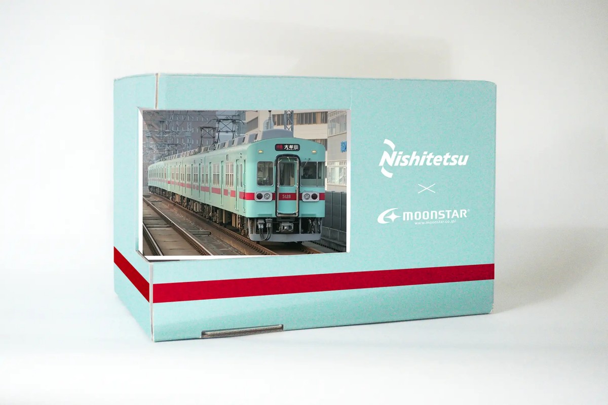 スニーカーパッケージから切り取り組み立てたフォトフレーム ※完成イメージ